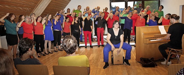 40 Sngerinnen und Snger: The Voice Collection im Dorfgemeinschaftshaus   | Foto: Dagmar Barber