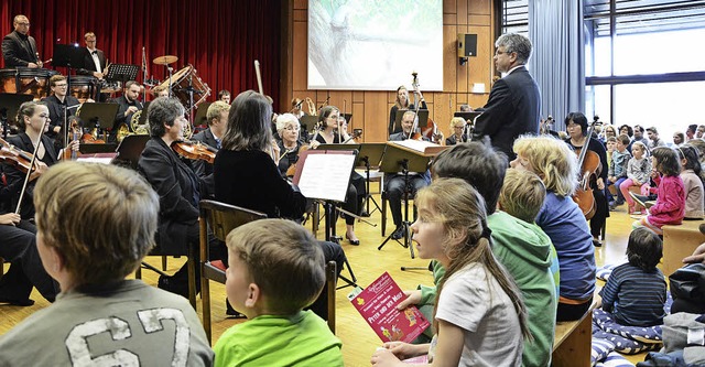 In jeder Beziehung nah dran an den Kin...as Sinfonische Orchester im Kurhaus.    | Foto: Evers