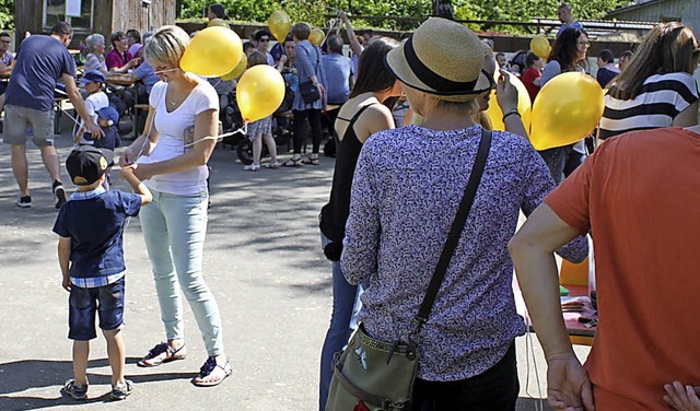 Gelbe Luftballons werden bereit gemach...22;50 Jahre Kita Sankt Michael&#8220;.  | Foto: Adelbert Mutz