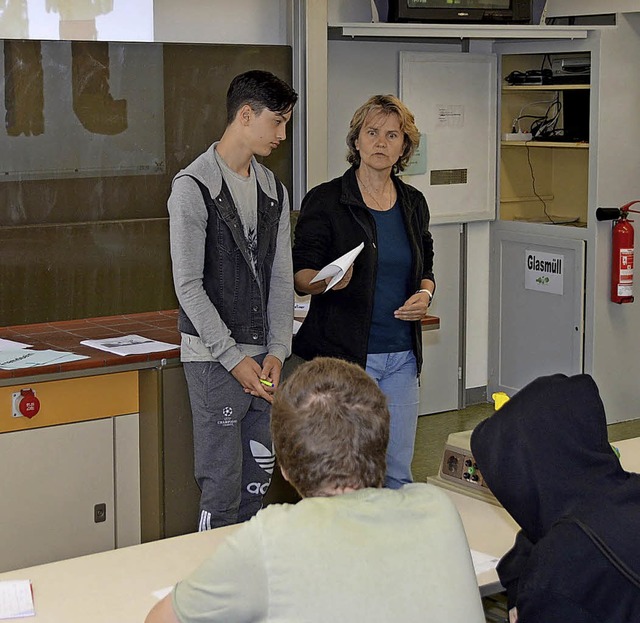 Sonja Kbler bespricht mit den Schlern die im Workshop gemachten Erfahrungen.  | Foto: Horatio Gollin