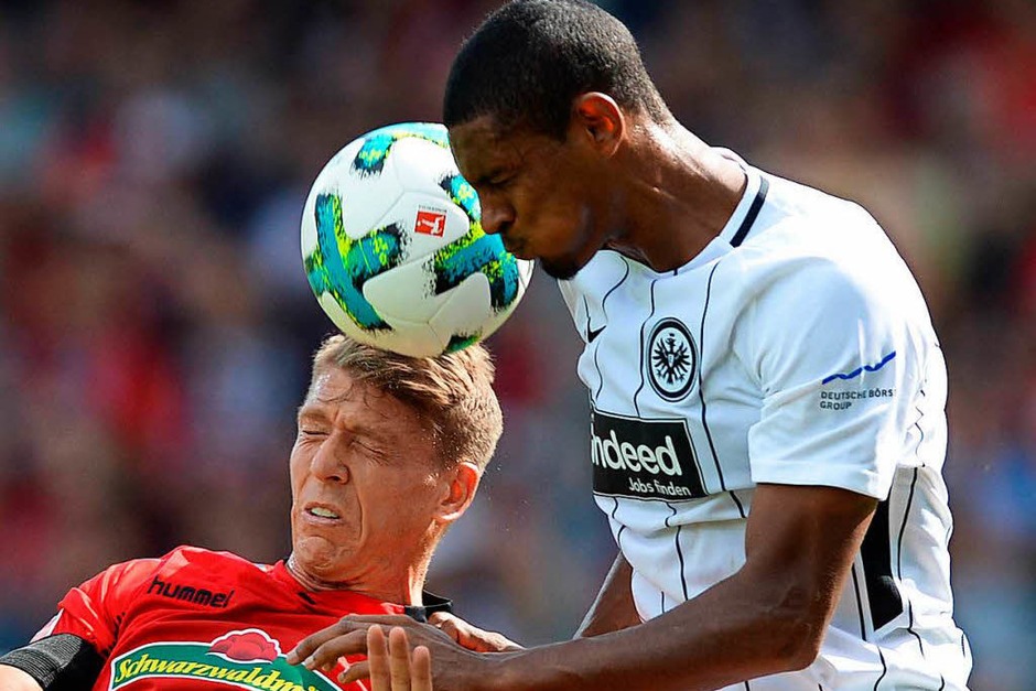 Ein müdes 0:0 zum Auftakt: Gegen Eintracht Frankfurt spielt die Streich-Elf unentschieden. Gleichzeitig aber wird das erste Tor in der Bundesliga-Geschichte mit Hilfe des Video-Beweises zurückgenommen. (Foto: dpa) Ein müdes 0:0 zum Auftakt: Gegen Eintracht Frankfurt spielt die Streich-Elf unentschieden. Gleichzeitig aber wird das erste Tor in der Bundesliga-Geschichte mit Hilfe des Video-Beweises zurückgenommen. (Foto: dpa)