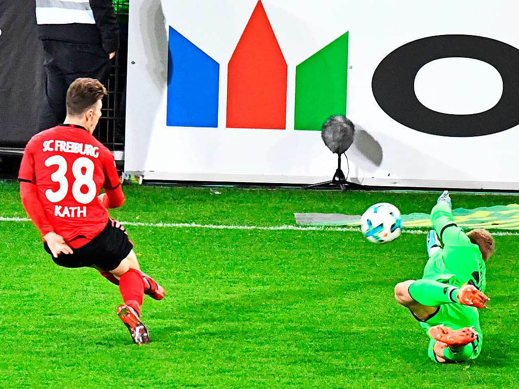 Der Matchwinner: Florian Kath schiet den SC Freiburg am 13. Spieltag zum zweiten Saisonsieg. 2:1 knnen die Streich-Spieler gegen den 1. FSV Mainz 05 gewinnen, der SC verlsst gleichzeitig den Abstiegsrang.