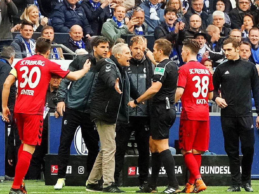 Videobeweis mit Tobias Stieler, die Zweite: Wieder steht Tobias Stieler im Fokus, aufgrund seiner Spielleitung im Spiel gegen Schalke wird der Referee spter noch gesperrt. Die Freiburger verlieren derweil am 28. Spieltag mit 0:2 auf Schalke.
