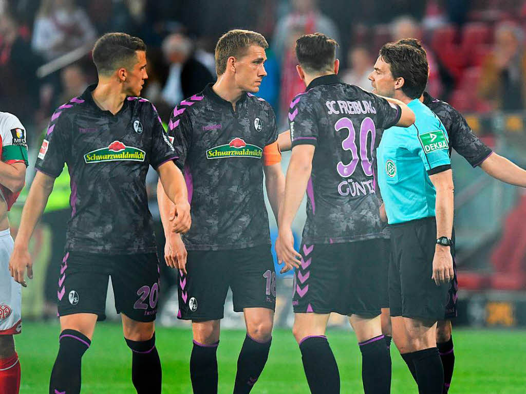Gesprchsbedarf hatten die Freiburger am 30. Spieltag bei der 0:2-Niederlage in Mainz. Im Montagabendspiel waren die Spieler schon in der Kabine, als der Schiedsrichter nach Videobeweis auf Elfmeter zugunsten der Mainzer entschied. Die zweite Niederlage gegen einen direkten Konkurrenten.