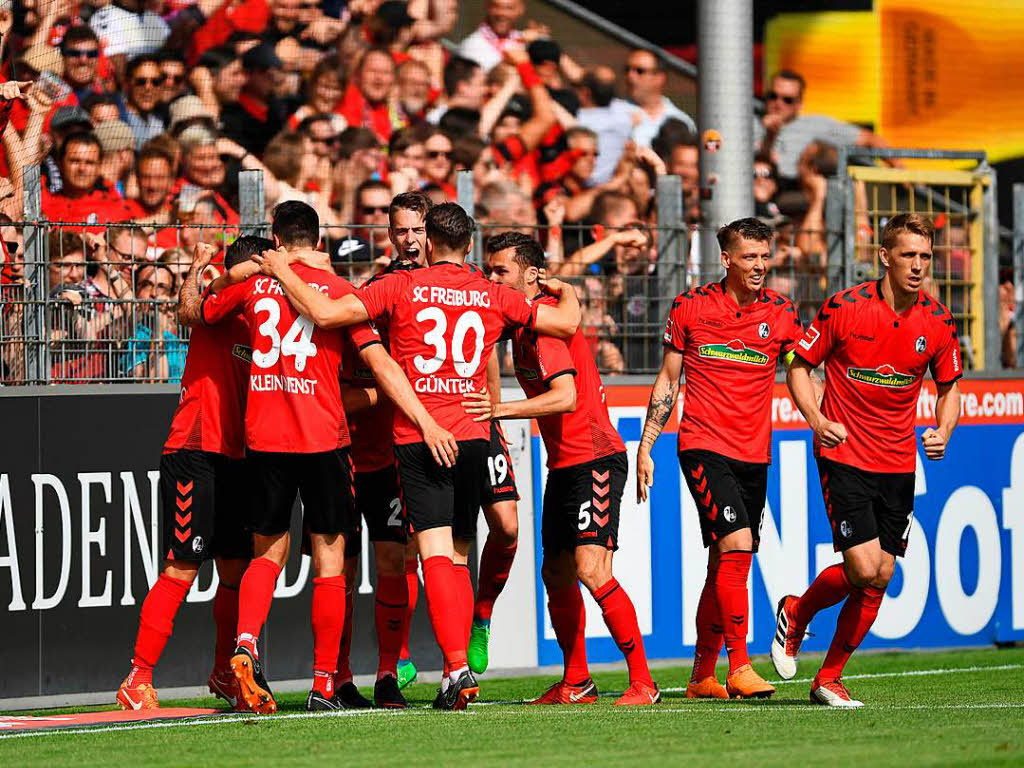Die Freiburger sichern den Klassenerhalt gegen den FC Augsburg. 2:0 gewinnen die Freiburger vor heimischer Kulisse.