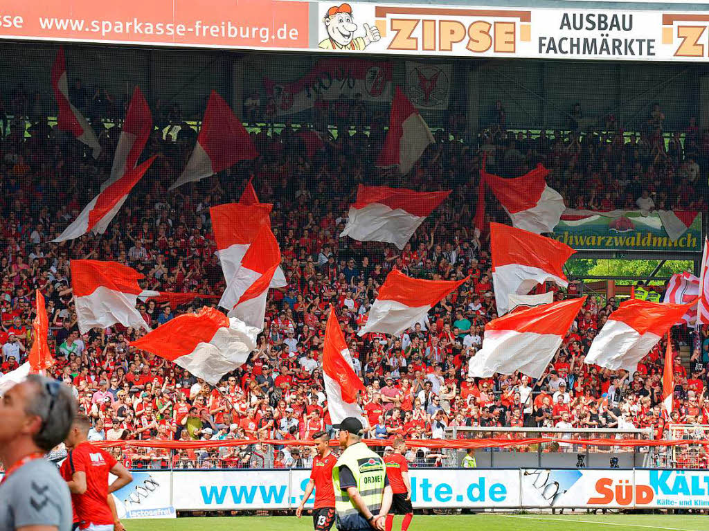 Die Freiburger Fans beeindruckten mit einer Choreographie vor dem Anpfiff.