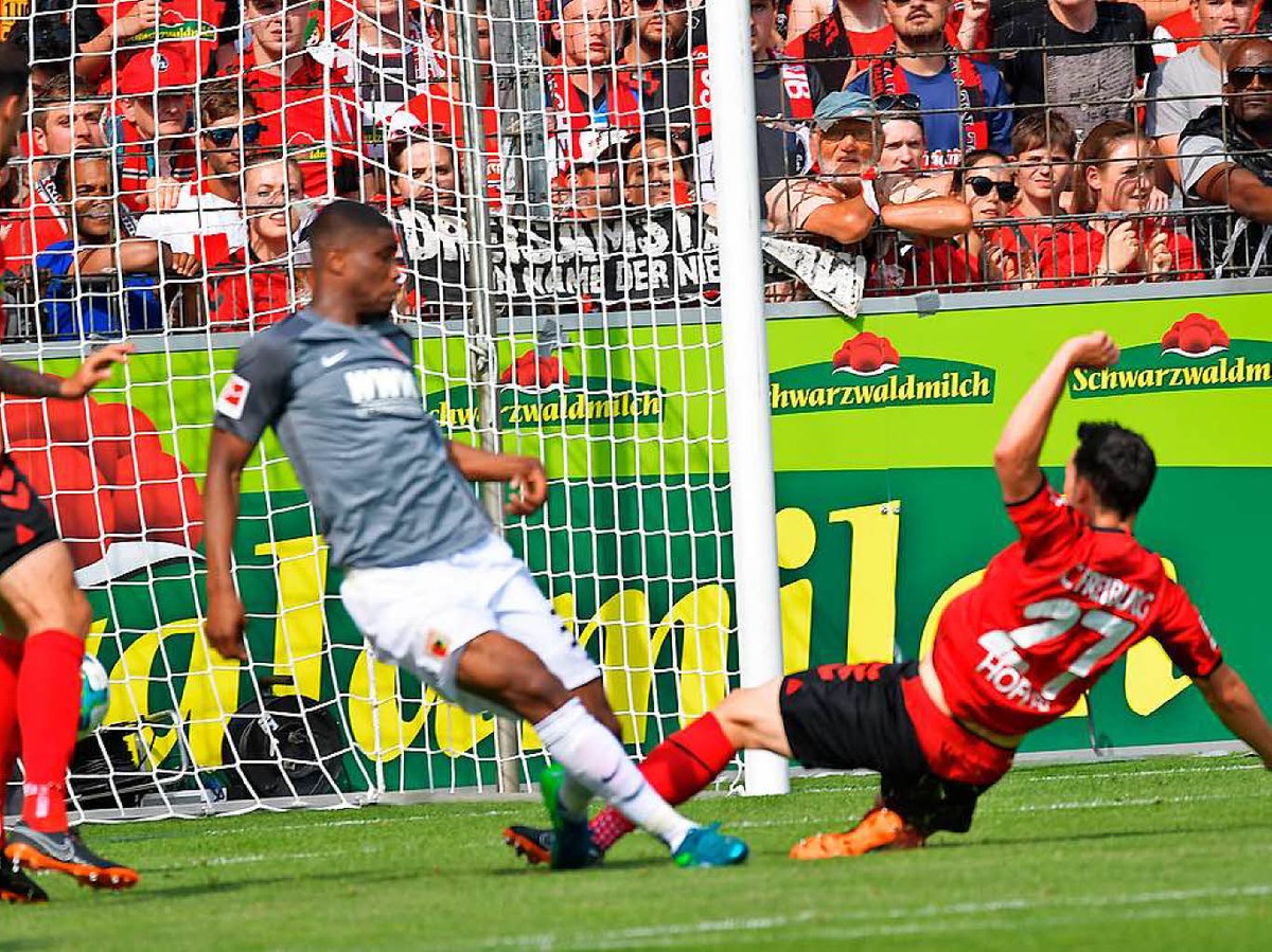 Ein beherzter Sprung: Nicolas Hfler erzielt das 1:0 fr den SC Freiburg.