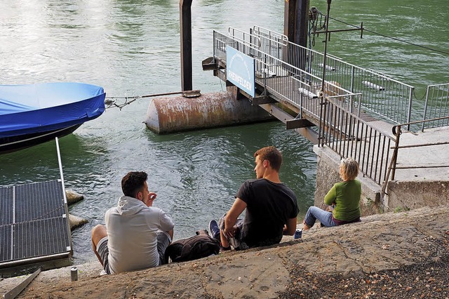 An der Schifflnde in Rheinfelden genieen die Menschen jetzt schon den Rhein.   | Foto:  Hans Christof Wagner