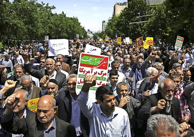 Tausende Iraner gingen gestern wie hie...e um eine Eskalation in Nahost wchst.  | Foto:  dpa