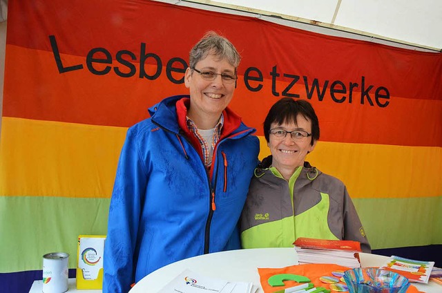 Heike Rolf (links) und ihre Partnerin ...tand des Netzwerks katholischer Lesben  | Foto: Sarah Beha