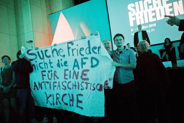 Gegner der AfD demonstrieren whrend d... hast du&#39;s mit der Religion?&quot;  | Foto: dpa