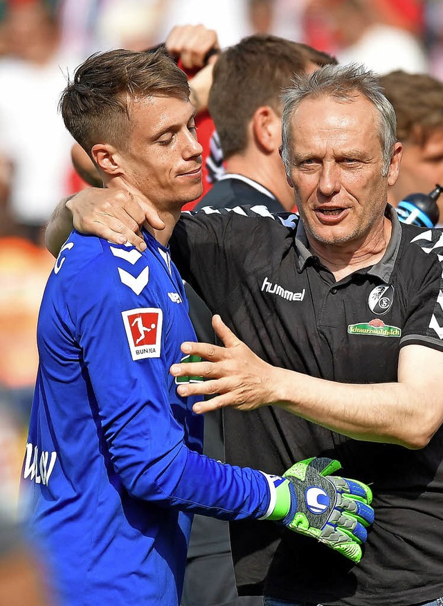 Geschafft: SC-Trainer Christian Streich umarmt  Torhter Alexander Schwolow.    | Foto:  Achim Keller