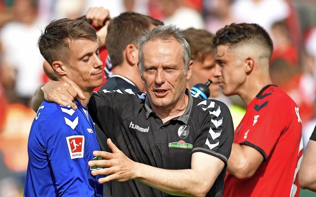 Geschafft: SC-Trainer Christian Streich umarmt  Torhter Alexander Schwolow.    | Foto:  Achim Keller