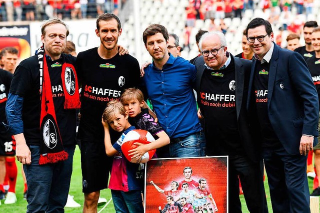 Der SC Freiburg verabschiedet Kapitn Julian Schuster (Zweiter von links).  | Foto: dpa