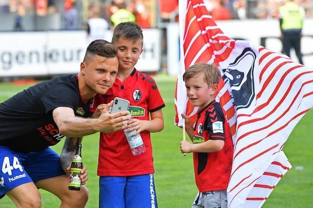 Fotos: So feiern SC Freiburg und Fans den Klassenerhalt
