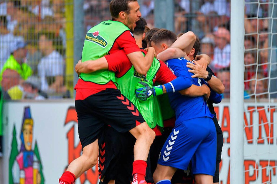 Der SC Freiburg und seine Fans feiern den Klassenerhalt. (Foto: Achim Keller) Der SC Freiburg und seine Fans feiern den Klassenerhalt. (Foto: Achim Keller)