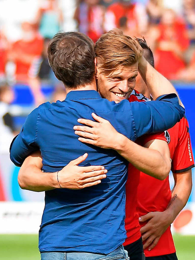 Der SC Freiburg und seine Fans feiern den Klassenerhalt.