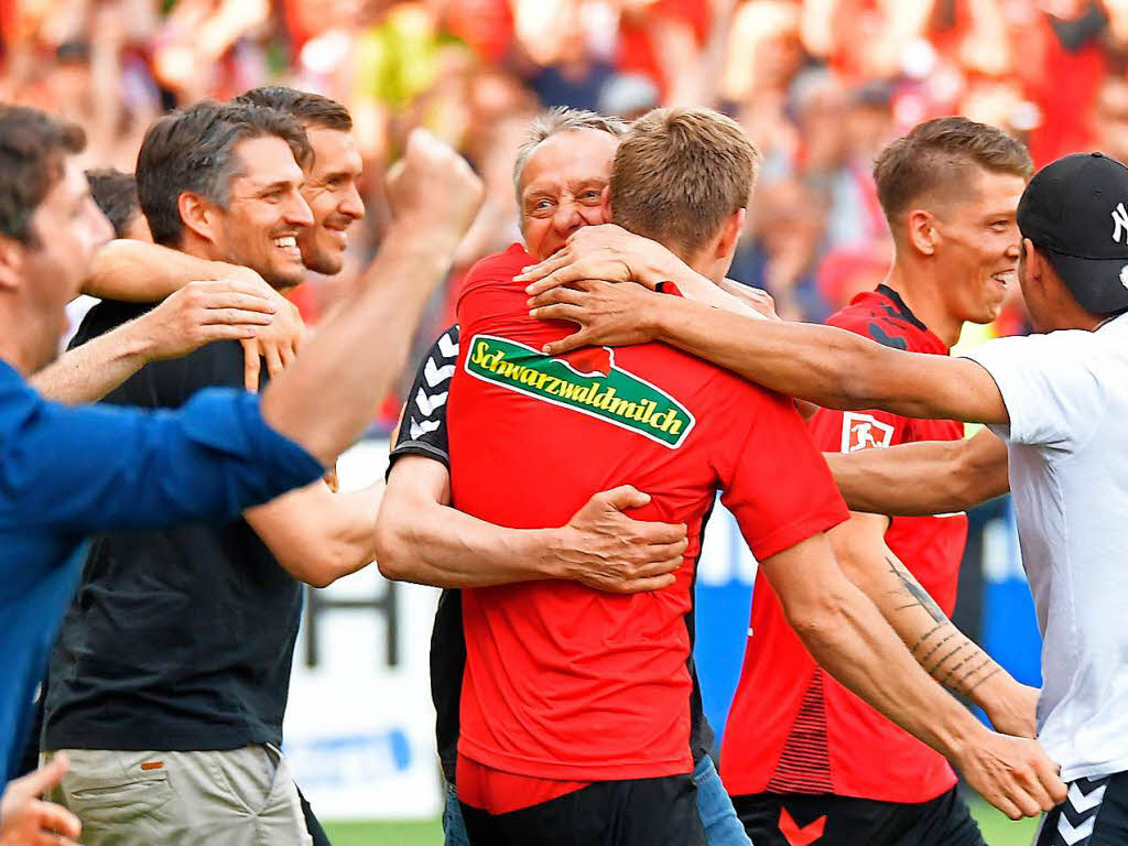 Der SC Freiburg und seine Fans feiern den Klassenerhalt.