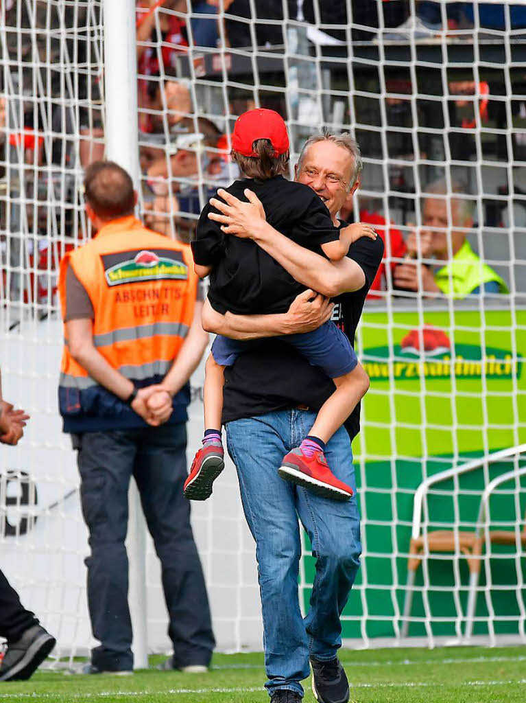 Der SC Freiburg und seine Fans feiern den Klassenerhalt.