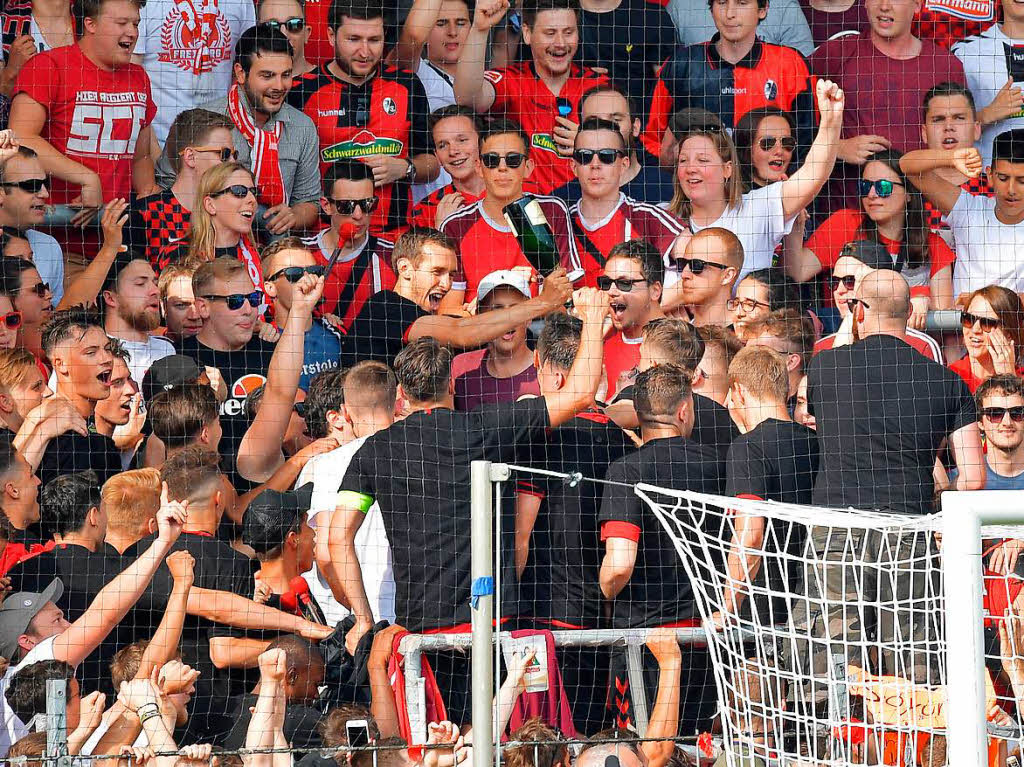 Der SC Freiburg und seine Fans feiern den Klassenerhalt.
