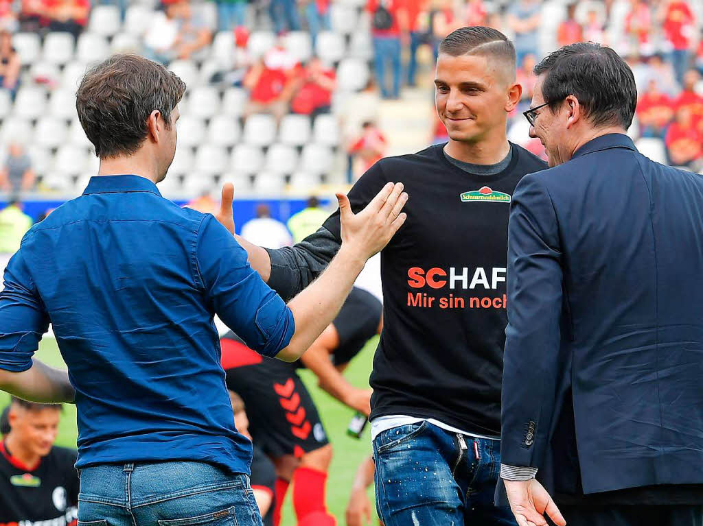 Der SC Freiburg und seine Fans feiern den Klassenerhalt.