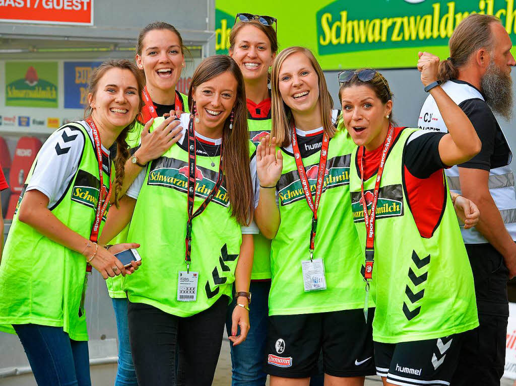 Der SC Freiburg und seine Fans feiern den Klassenerhalt.