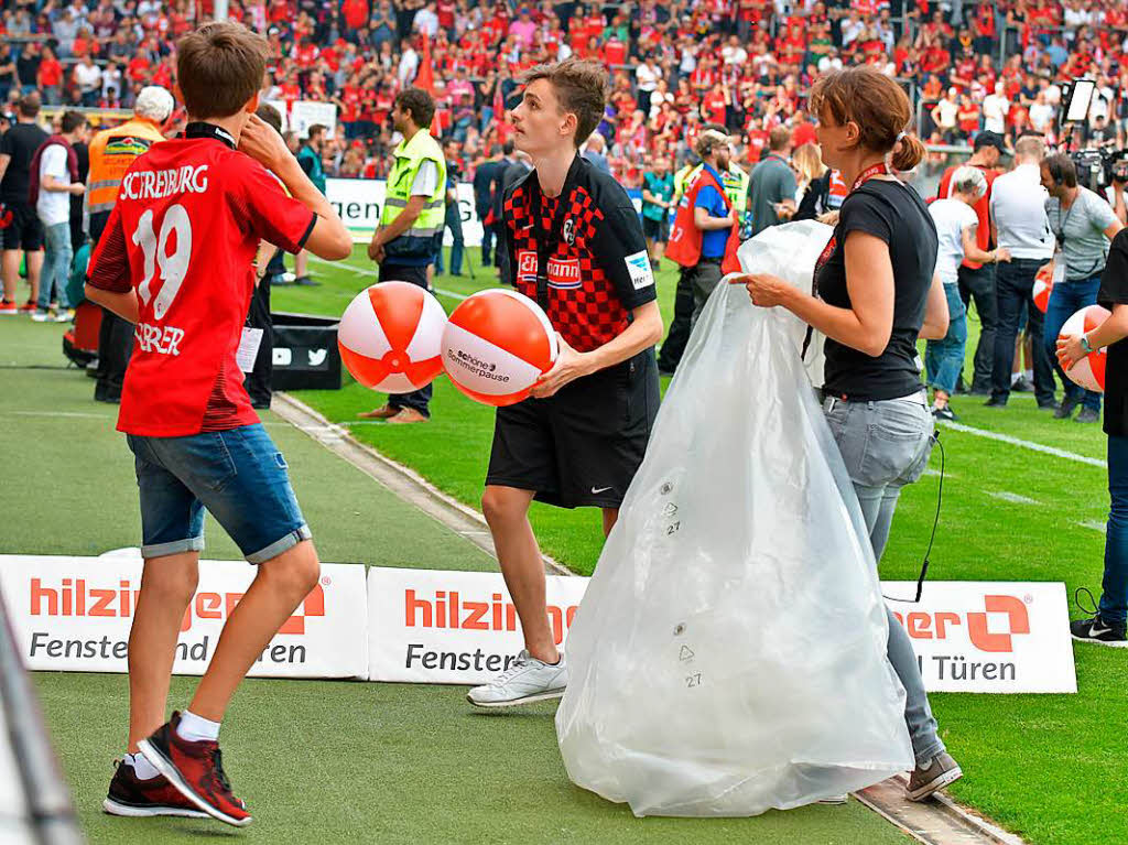 Der SC Freiburg und seine Fans feiern den Klassenerhalt.