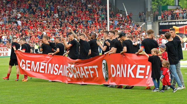 Die Mannschaft feierte mit den Fans  | Foto: Achim Keller