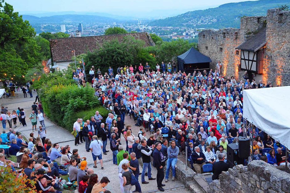 Tolle Stimmen und Musiker vor einer einmaligen Kulisse: Jazz auf der Burg 2018 (Foto: Barbara Ruda) Tolle Stimmen und Musiker vor einer einmaligen Kulisse: Jazz auf der Burg 2018 (Foto: Barbara Ruda)