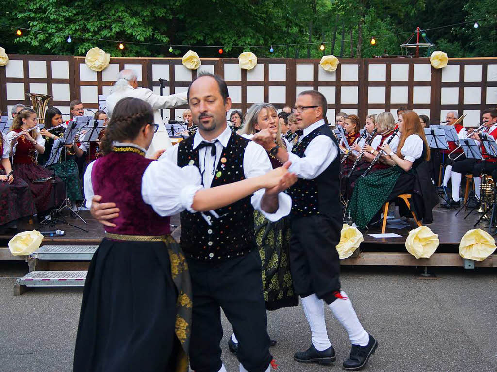 Die Trachtengruppe Todtnauberg tanzte Walzer zu den Klngen der Stadtmusik Schnau