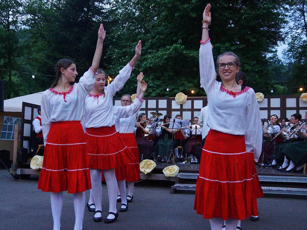 Die Jugendtrachtengruppe Todtnauberg tanzt zu den Klngen der Stadtmusik