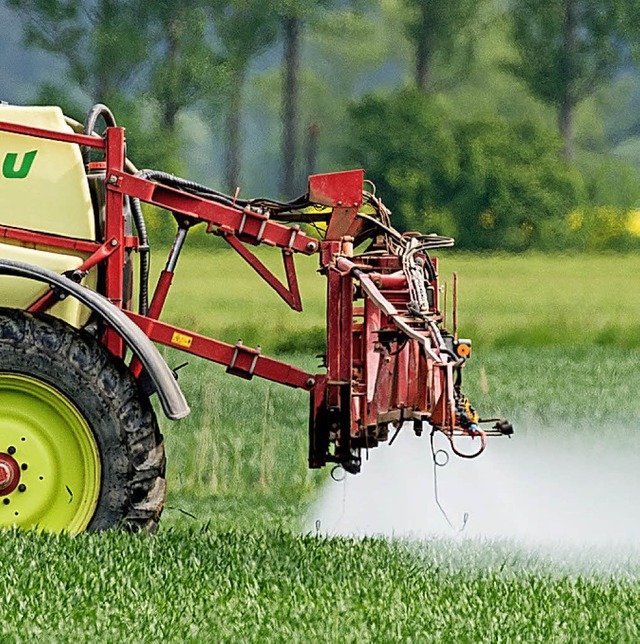 Der Einsatz von Pestiziden wird in Lahr diskutiert.   | Foto: dpa