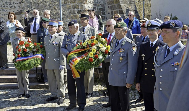 Am  Ehrenmal fr die Opfer vergangener...der Reservistenverbnde Krnze nieder.  | Foto: Hans-Jochen Voigt