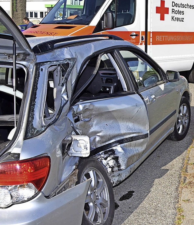 Die beiden zerstrten Unfallfahrzeuge   | Foto: Kamera 24