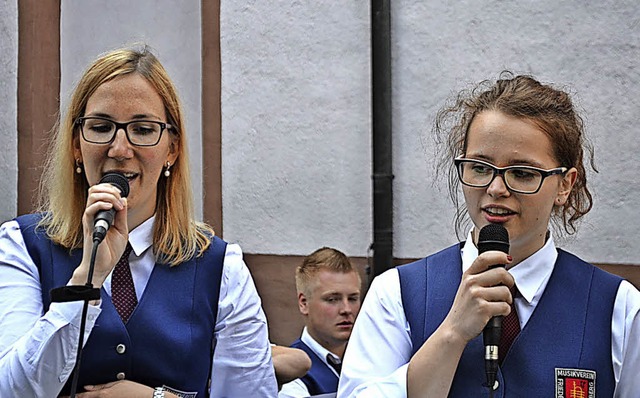 Tamara Winterhalder (links) und Anna-L...ehemaligen Klosters mit ihrem Gesang.   | Foto: Schilling
