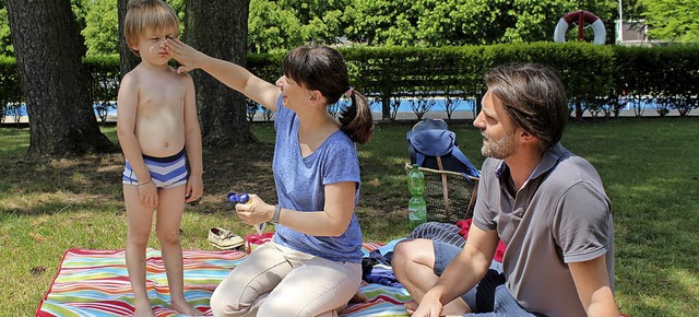 Sonnenschutz muss sein &#8211;  auch w...Schreiber gerne das Kanderner Freibad.  | Foto: Reinhard Cremer