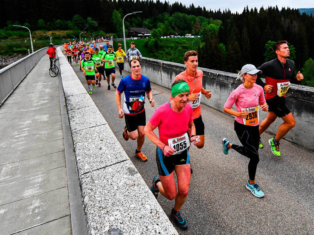 3000 Lufer starteten am Muttertag auf einem 18,2 Kilometer langen Kurs rund um den Schluchsee. Die 34. Auflage des Langstreckenklassikers gewannen der Ex-Freiburger Benedikt Hoffmann und die Hinterzartenerin Stefanie Doll.