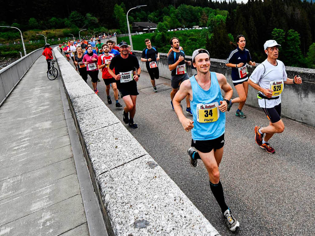 3000 Lufer starteten am Muttertag auf einem 18,2 Kilometer langen Kurs rund um den Schluchsee. Die 34. Auflage des Langstreckenklassikers gewannen der Ex-Freiburger Benedikt Hoffmann und die Hinterzartenerin Stefanie Doll.