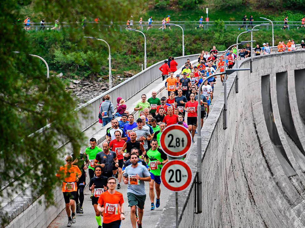 3000 Lufer starteten am Muttertag auf einem 18,2 Kilometer langen Kurs rund um den Schluchsee. Die 34. Auflage des Langstreckenklassikers gewannen der Ex-Freiburger Benedikt Hoffmann und die Hinterzartenerin Stefanie Doll.