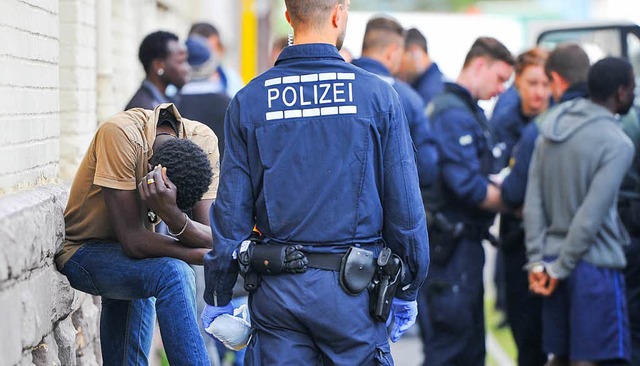 Drogenrazzia der Polizei unter Flchtlingen  | Foto: dpa