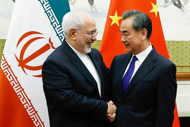 Wang Yi (r), Staatsrat und Auenminist...es Iran, im Staatsgstehaus Diaoyutai.  | Foto: dpa