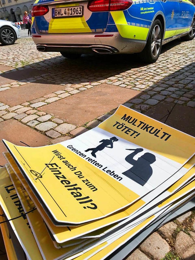 Abgehngte  Plakate mit dem Logo der I...ung vor dem Offenburger Polizeirevier.  | Foto: privat