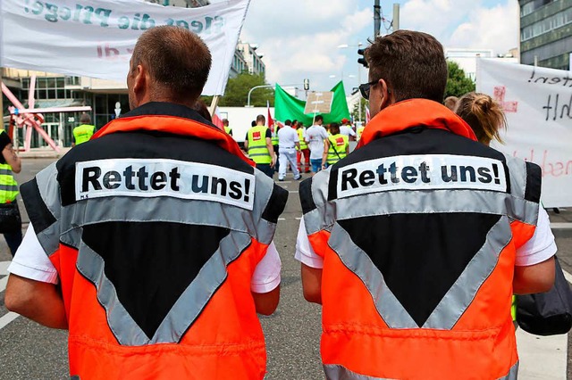 Mitarbeiter des Deutschen Roten Kreuzes fordern mehr Lohn.  | Foto: dpa