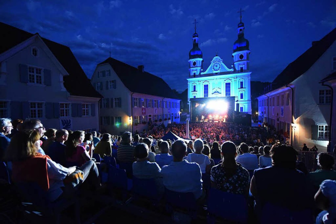 Auf dem wunderschnen Domplatz im fran...n am 3. August Fat Freddy&#8217;s Drop  | Foto: Juri Junkov