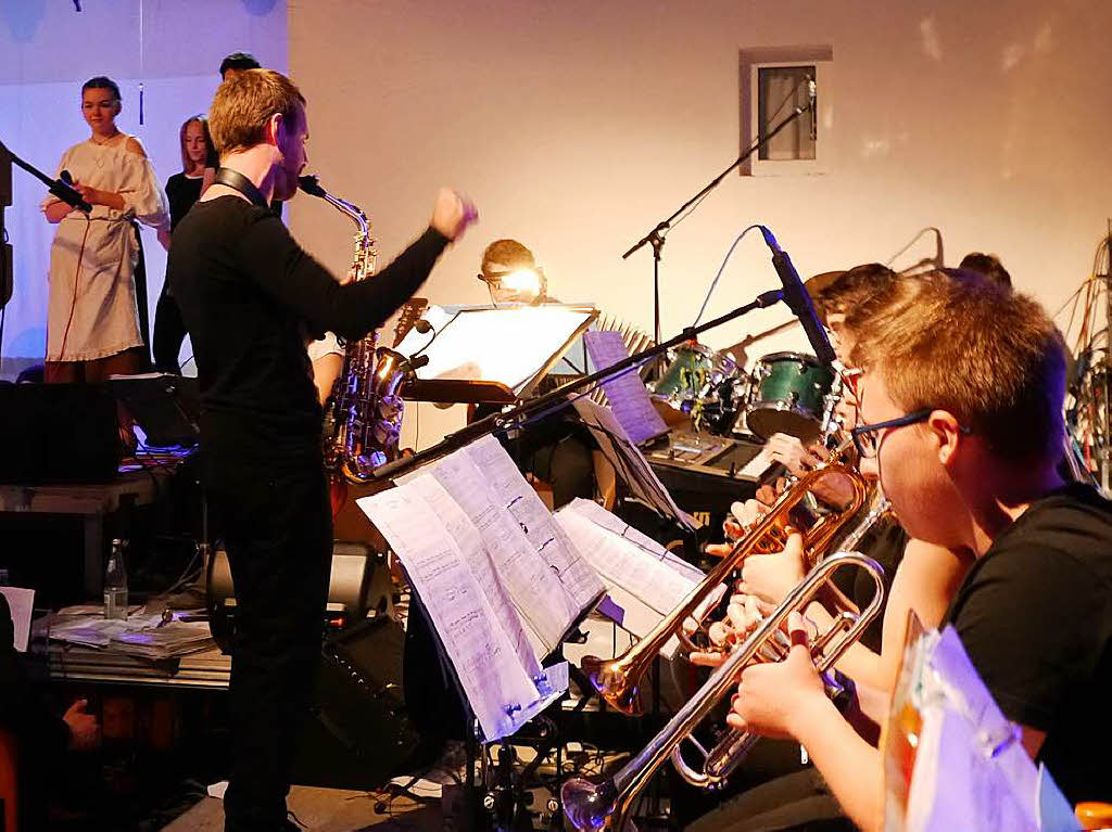 Professionell agierte das Orchester der Realschule unter der Leitung von Musiklehrer Florian Zink.
