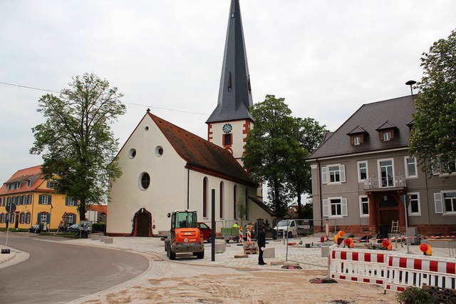 Mitte der Woche waren noch die Handwer...nierte ehemalige katholische Pfarrhaus  | Foto: karin kaiser