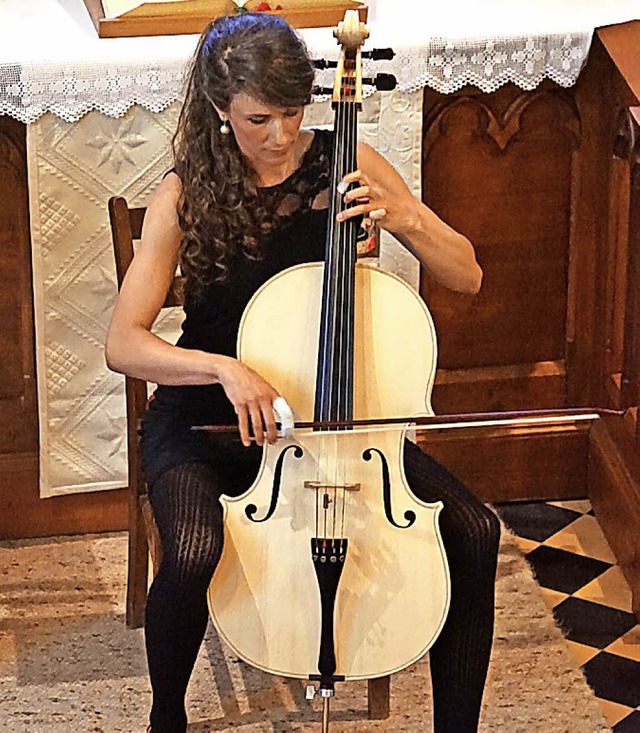 Ida Riegels und ihr selbstgebautes Cello in Riegel   | Foto: Ilona Hge