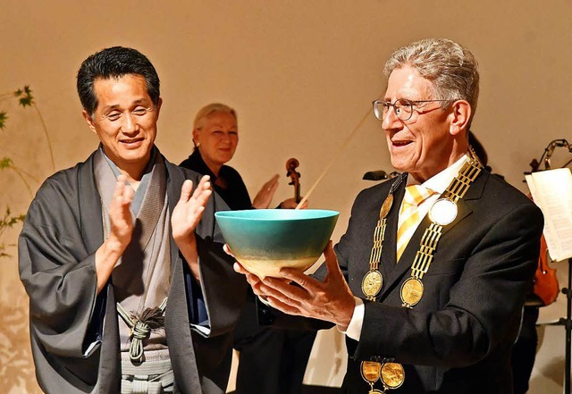 OB Wolfgang G. Mller mit seinem Amtskollegen Shinjyu Yamaguchi  | Foto: Wolfgang Knstle