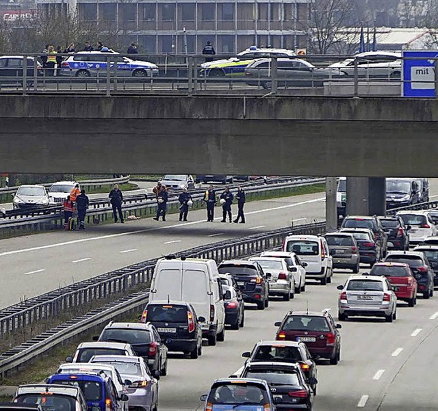 Aktivisten legten den  Verkehr auf der   A5 lahm.   | Foto: Sesiani