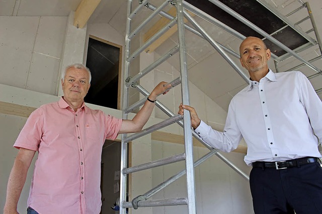 Klaus Landen (links) und Joachim Willm...oen Neubau neben dem alten Clubheim.   | Foto: Guy Simon